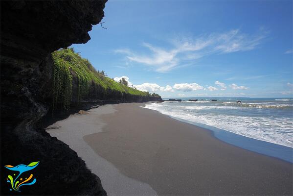 bali_pride's tweet photo. RT@fantastic_bali: Tebing sepanjang Pantai Mengening. Mirip Blue Point, tapi tebingnya gak tinggi dan pasirnya hitam. http://t.co/ZJufTNvoV1