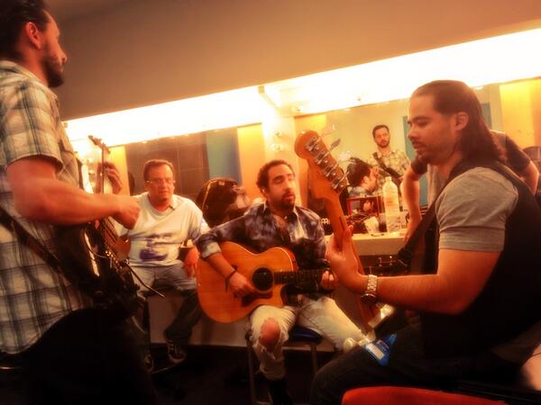 thestandups's tweet photo. Martes de ensayo nocturno !! Les dejamos una foto en los camerinos del auditorio de Guadalajara !! http://t.co/Dm5JnmSbCI