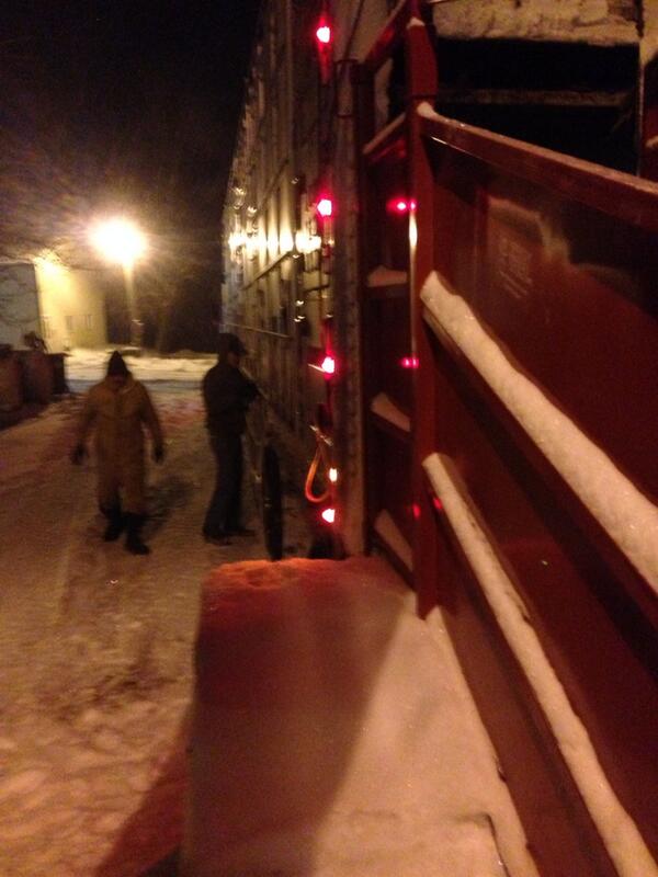 tjloger's tweet photo. Beautiful night to get a load of calves. @trentloger3 http://t.co/2H1Ed9dZgP