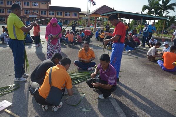 tampinklinik's tweet photo. OH TIDAK.... KETUPATKU MENJADI LIDI PENYAPU @AADKMalaysia @AADKMelaka @ctmariam26 http://t.co/6bdfQiRb66