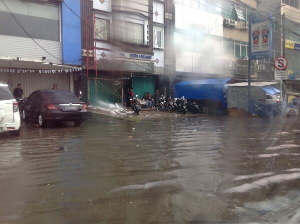 TMCPoldaMetro's tweet photo. RT @dythaticha: 12.04 Kondisi banjir sekitar 40cm di Gandaria. http://t.co/0zcpeqJJsx