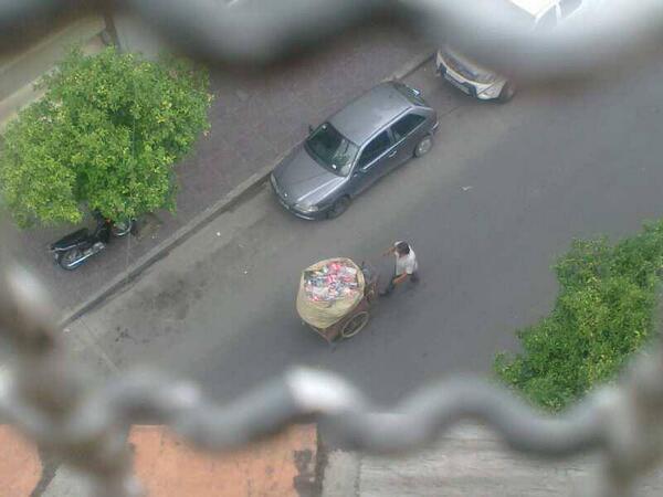 CalMgpC's tweet photo. Un señor sigue realizando su trabajo de recolectar botellas en este caos. La pobreza no es sinónimo de delincuencia. http://t.co/wTT1S9qi9w