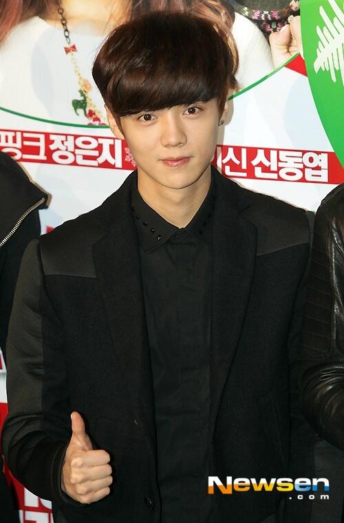 Bank_size56's tweet photo. [PIC] 131211 #LUHAN - Saving Santa Premiere #1
http://t.co/Zo0K6Cpeh1
[Cr: newsen] http://t.co/rYQDT1Ug6t