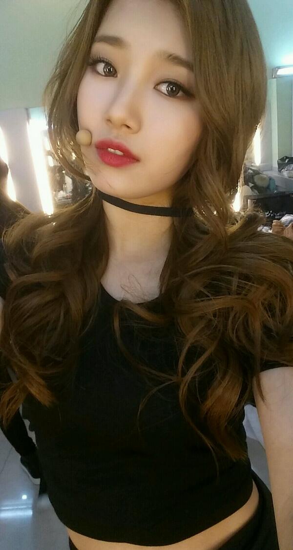 Suzy's tweet photo. Hush hush !
Zai Bai bian da ka xiu ! http://t.co/2QrSElodOQ