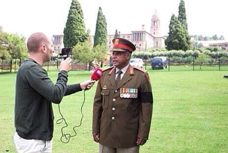 Interview mit dem Brigade General: @claas_weinmann, <a href="/ronzheimer/">Paul Ronzheimer</a>, <a href="/c_weingaertner/">Claudia Weingärtner</a>
#mandela # Memorial