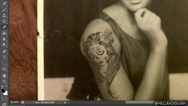 AkuSiHanHan's tweet photo. 12. Klik Tool Eraser, lalu hapus gambar tato yang keluar dari area kulit @HellavoidCloth #TattoDigital http://t.co/ykKbQr1vyp