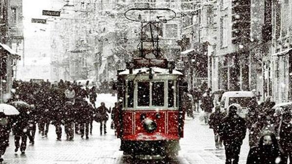 トルコ ボントリップ A Twitter Snow Istanbul Istiklal Taksim Tramvay Winter Christmas Beautiful 雪 イスタンブール イスティクラル通り 純白のイスティクラル通りと真っ赤なトラム Http T Co Elktda3xxb