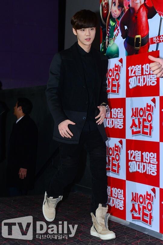 Bank_size56's tweet photo. [PIC] 131211 #LUHAN - Saving Santa Premiere 
[Cr: TV daily] http://t.co/X70jmGjWZJ
