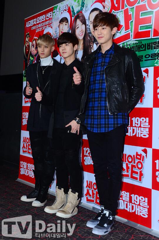 Bank_size56's tweet photo. [PIC] 131211 #LUHAN TAO CHANYEOL - Saving Santa Premiere
[Cr: TV daily] http://t.co/J2ImhzCCeN