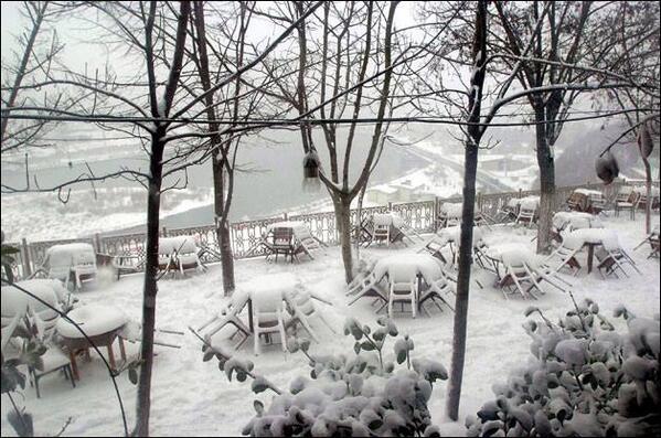 Piyer Loti(Pierre Loti) Bu şehr-i sitanbûl ki bî-misl ü bahâdır Bir sengine yekpâre acem mülkü fedâdır NEDİM