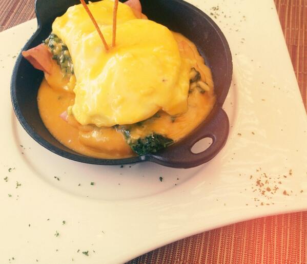 readingp's tweet photo. Unos huevos benedictos florentina de @MareaDR = ADIOS MUNDO CRUEL!!! http://t.co/LLAXUSLogT