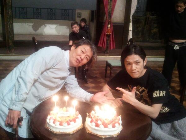 佐藤正治 A Twitter 12 11 シダの群れ3 大阪公演5日目 出演者とスタッフの皆さんに思いもよらぬ誕生日 のお祝いして頂きました 大感謝 出演者でaaaのメンバーの末吉秀太くんも同じ誕生日ということを発見 二人でケーキと共に Http T Co 8fumg4to8w
