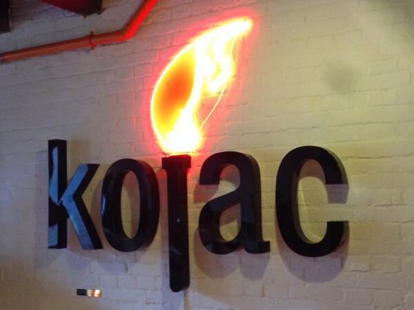 KojacCV's tweet photo. Geen kerstverlichting op ons kantoor, maar wel de altijd brandende Kojac-sparkle aan de muur! #kerst #ict http://t.co/kRE2WZct34
