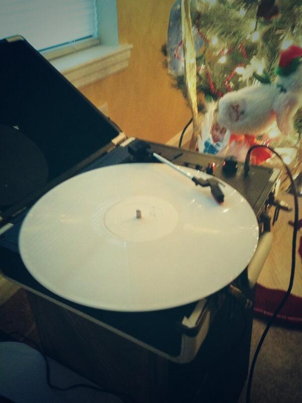 TheRealAndyMage's tweet image. Christmas came early, thanks to Ginna. #wildcub #newrecordplayer #vinylstillrocks
