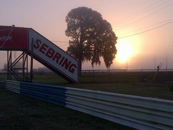 AntonioGarcia_3's tweet photo. Uno de esos circuitos que tienen algo especial... Buenos dias! #Sebring #MorningRun http://t.co/ZjLrn0LDfh