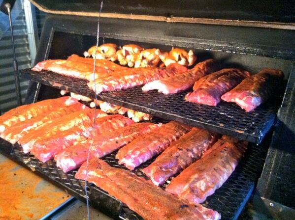 Ribs and chicken. If this doesn't make your mouth water, something is wrong with you. 🍴