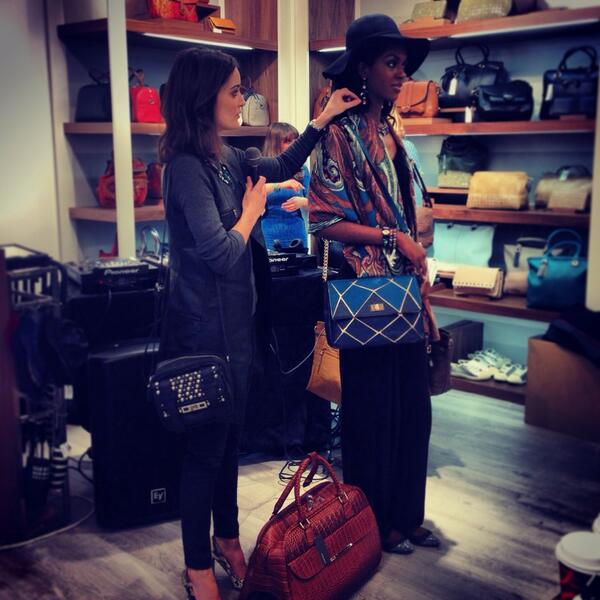 AJ_makeup's tweet photo. Was also great to see the gorgeous @anouskaPB! NEED this @PARFOIS_ luggage bag in my life! 😍 http://t.co/XuykvhbIHp