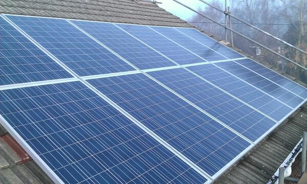 ClaydonSolar's tweet photo. Another domestic #solarpv installation completed, this time in Ash Vale; @ReneSola modules &amp; Samil Power inverter http://t.co/UcEZXjydvf