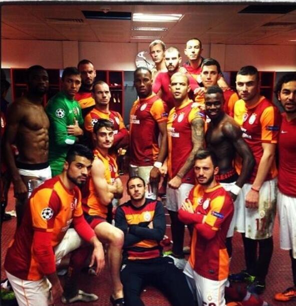 GalatasaraySK's tweet photo. Soyunma odamızdan mesaj var! #GALATASARAY http://t.co/FA1Rg9ARWc