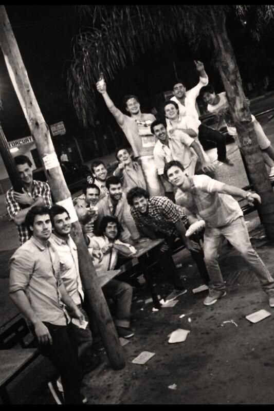 Esto...esto es la estación! <a href="/lcabanil/">Leandro Cabanillas</a> <a href="/agullabeli/">Belisario  Agulla</a> <a href="/Atomourin/">Santiago Mourin</a> <a href="/gonzafeijoo/">Gonza Feijoo</a> <a href="/seveescobio/">severiano escobio</a> <a href="/santi_fierro/">santiago fierro</a> <a href="/zurdoavalos/">Fede Avalos</a>