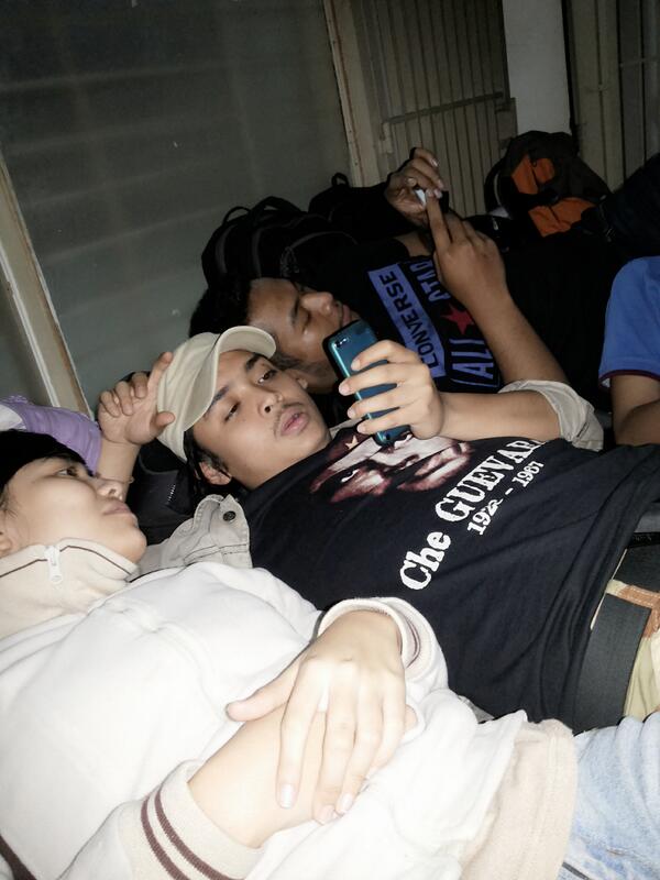 Yang lain mana. Mimin sedang bersama orang2 ini depan 12.