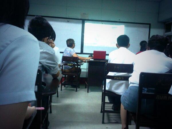 rllymndz's tweet image. Forgot to share this. Our prof showing us her vacation photos via projector haha.. #kewl #nolesson