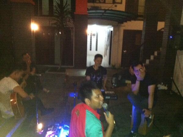 syifanabillah05's tweet image. RT@ardanradio: #NowPerforming @DE_NENO - Berhasil Sakitiku | #ARDANgejamz with @KapalApiGrande #LetsFlyHigh http://t.co/FR5WYcK6uy"