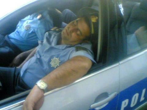 YerbaBuenaTuc's tweet photo. DALE RT: Ya están trabajando los #policias de #Tucuman!! #saqueos http://t.co/LrHtuwsDC9