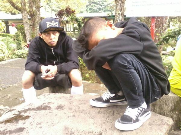 kafir_kkfirman's tweet image. Tak kunjung beli merch @xRMBLx akhir nya dia menjamah jadi photografer follow @oldadead #flashboy