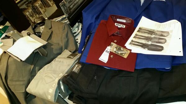 Doing some pulling at <a href="/expresslife/">Express Life</a> at #limeridge for tomorrow's #holidaywear segment! @chchtv <a href="/brillcomm/">Brill Communications</a>