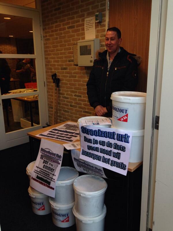 Emmer zout 10€ wij bezorgen het gratis op Urk sneeuwschuiver 7,50 
RT voor zout AAN