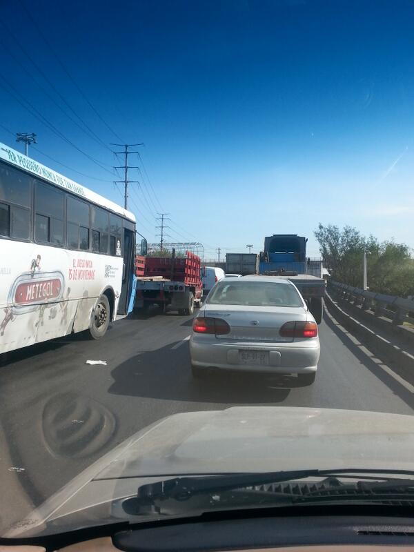 NavavictorM's tweet photo. @escuadronvial trafico parado sobre puente de universidad que pasoo?? http://t.co/VtlY3aVLdX