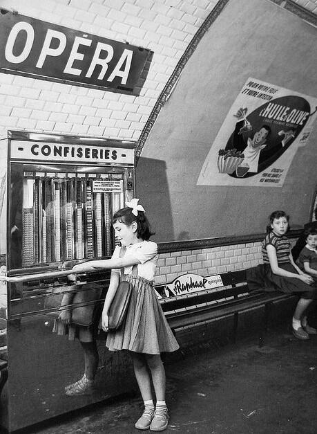 ParisZigZag's tweet photo. Petit voyage dans le temps avec le métro parisien des années 60 http://t.co/SW8zSwvgwT