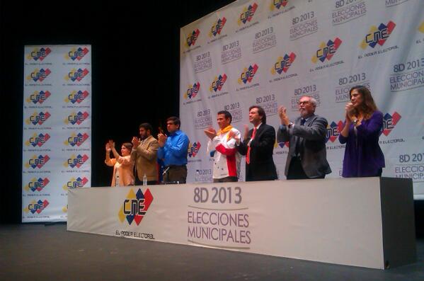 dsmolansky's tweet photo. Hoy representamos a nuestros vecinos de El Hatillo en el Acto de proclamación de @alcaldeledezma http://t.co/pUAqwUidvQ