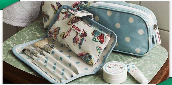 elcorteingles's tweet photo. Ya disponible en nuestra web los bolsos y neceseres de @Cath_Kidston, la diseñadora británica: http://t.co/y9rKNKwRMB http://t.co/AdRxbzIsPq
