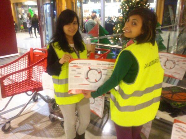 Esta tarde los monis hemos estado en miribilla colaborando en la campaña de recogida solidaria d juguetes y alimentos