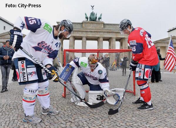 3rd stop on the #etfinals13 promo tour of Germany's capital: das Brandenburger Tor! And <a href="/Eisbaeren_B/">Eisbären Berlin</a> tried to score.