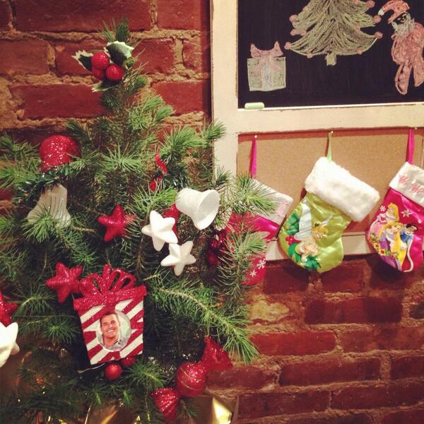 Danielleahey's tweet photo. Christmas in apt 4 🎅🎄🎁#AllIWantForChristmasIs#billrancic  @BillRancic @GiulianaRancic http://t.co/nWnSAgc5K8