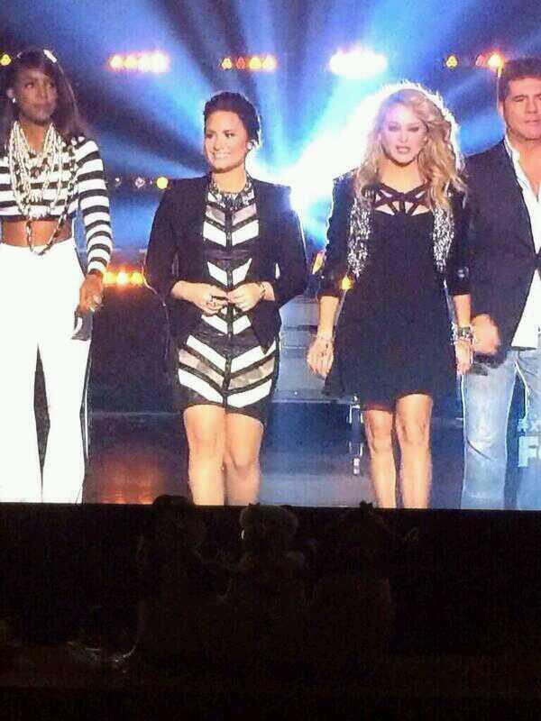 wishswift's tweet image. Demi está de vestido #COLADO eu repito C/O/L/A/D/O