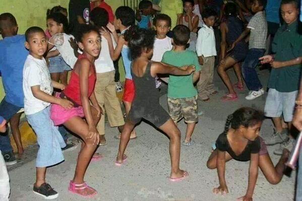 SashaOficiaI's tweet photo. MAS GENTE!!! CADE UM XSPB PRA ESSES BAIXINHOS ASSISTIREM?! XOCADA! ALÔ DILMA... BOLSA XSPB URGENTE. http://t.co/AZRmf7dpg0