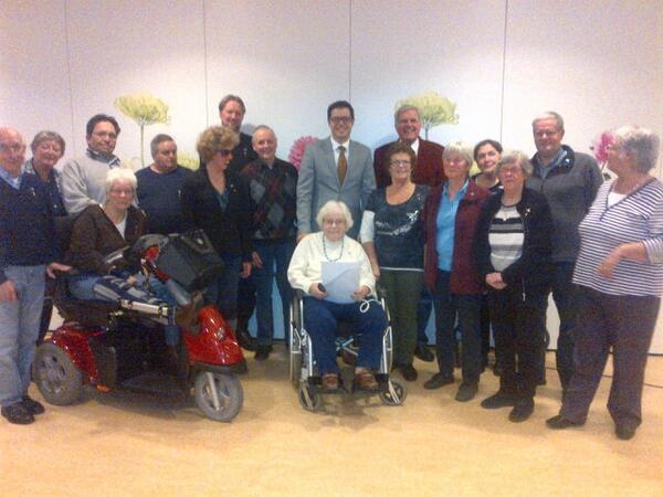 Haag_88's tweet photo. Deze vrijwilligers van Haag88 hebben de Haagse stadsspeld gekregen van wethouder Karsten Klein. http://t.co/gfZK9Ft8OI