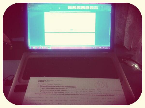 ExperiandoESIC's tweet photo. #experiando acabar el trabajo de economia!!! no puedo maaaaassssssssssss :( T.P http://t.co/YzsMEASiBh