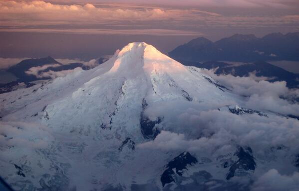 гора эребус антарктида. действующие вулканы антарктиды. гора эребус антарктида. действующие вулканы в антарктиде. вулкан эребус на карте антарктиды.