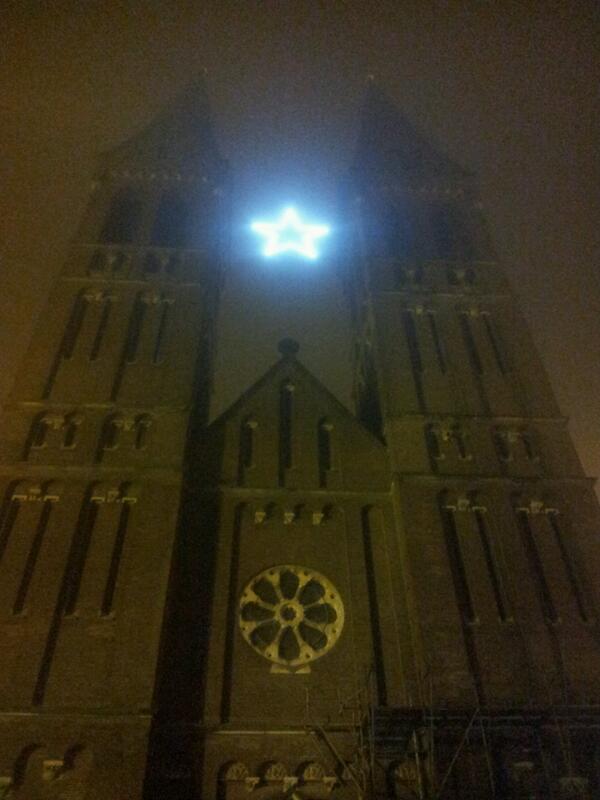 tinusdekale's tweet photo. #kerstster geeft weer licht in het duister in centrum van  #geldrop dankzij #nasg #brandweer http://t.co/XGP9TvkhqP