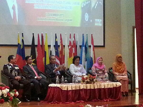 penjaramalaysia's tweet photo. Mjlis Prsmian MKKI Bil. 2/2013 Oleh YB Timb. Menteri KDN di AKM Langkawi @KPPenjara @alnassif @ariffinmahkota http://t.co/sEjd8diroE