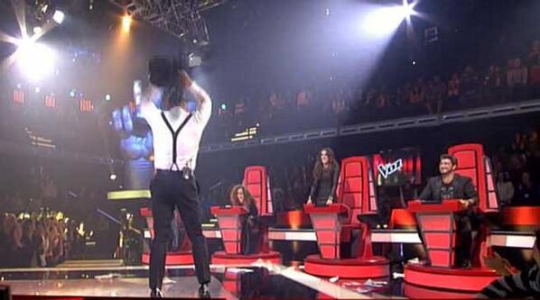 MusicTelecinco's tweet photo. MOMENTAZO!Todos enloquecen tras la actuación de @DavidBLaVoz y hasta @_JesusVazquez_  tira la chaqueta al suelo http://t.co/AQGj4lJmoz