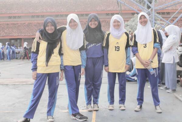ferayunira's tweet photo. @nandaa_araa @nisa_sky @deaiqlima09 @EviSMelani #Porseni2013 #futsal 2-0 http://t.co/ySdA3ogHkp