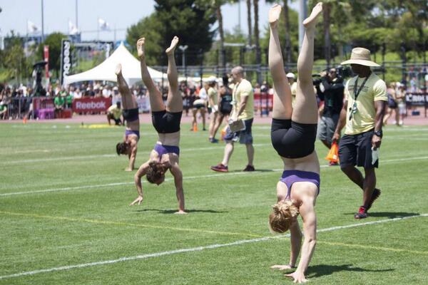 crossfitchicks's tweet photo. #Handstand #Walk #crossfitgirls #crossfitchicks #thegames http://t.co/ym9gJ99E56