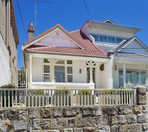 JosephineTweet's tweet photo. Property prices through the roof. @PaulineGoodyer sold Coogee home this week for $400K over the reserve price. Yikes! http://t.co/6BsnFyYi76