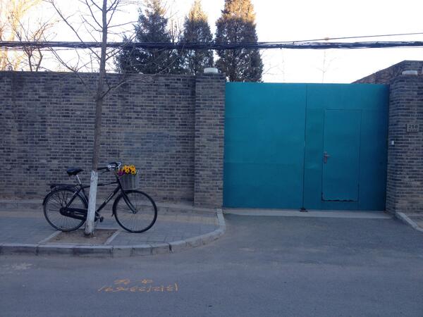 艾未未ai Weiwei 从13年11月 30日开始 每天早晨 我在草场地258号工作室门外的自行车车篮中放置一束鲜花 直至我恢复自由旅行的权利 第13天 13年12月12日 Http T Co Lurw4bjimd Http T Co Tevvrr0wux